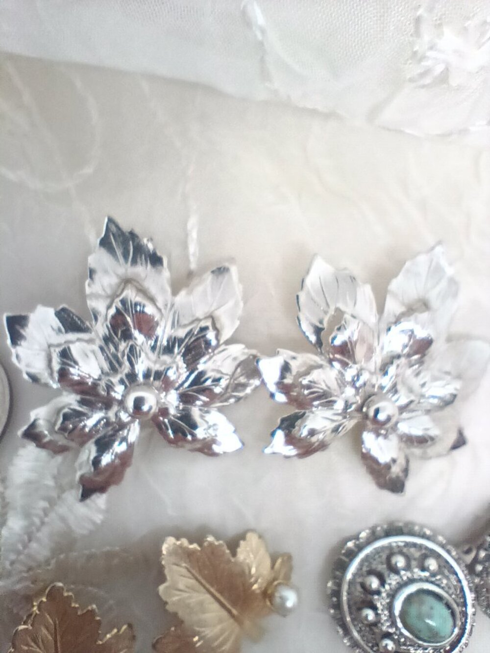 lot of Sarah Coventry Earrings Gold Tone Clip On's Whispering Leaf, Dangle Pearl - Picture 4 of 11